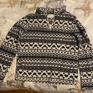 Cute sweater that zips up in the front area !